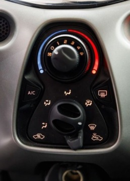 Toyota Aygo II Hatchback 5d 1.0 VVT-i 69KM 2017 Toyota Aygo 1.0 VVT-i X-play EU6 Benzyna 69KM, zdjęcie 24