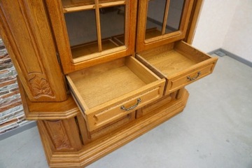 ВИТРИНА С ДУБОВЫМ СУНДУКОМ, ШИРИНА. 138СМ р-394
