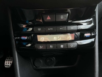 Peugeot 208 I Hatchback 5d Facelifting 1.2 PureTech 110KM 2017 Peugeot 208 1.2 benzyna 110 KM GT - LINE zarej w PL zadbany zamiana, zdjęcie 17