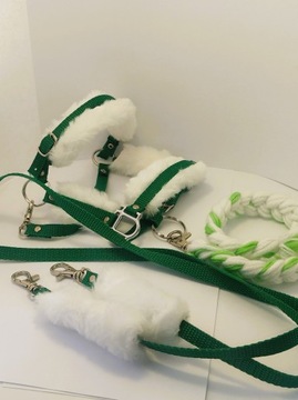 Недоуздок для лошади-любителя А4 с меховым зеленым поводком и поводьями