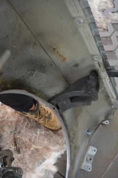 AUDI A4 B7 BLATNÍK PRAVÝ PŘEDNÍ LY7G