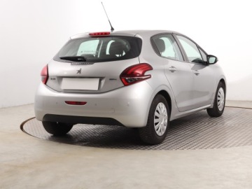 Peugeot 208 I Hatchback 5d Facelifting 1.2 PureTech 82KM 2017 Peugeot 208 1.2 PureTech, Salon Polska, zdjęcie 4