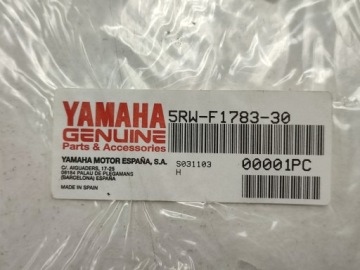 НАКЛЕЙКА НА ЛЕВУЮ СТОРОНУ YAMAHA CS50 JOG R 2003 5RWF17833000