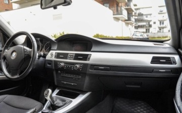 BMW Seria 3 E90-91-92-93 Limuzyna E90 318i 143KM 2010 BMW Seria 3 Lift 2010 r. Bezwypadkowy 2.0 Benzyna 143KM, zdjęcie 9