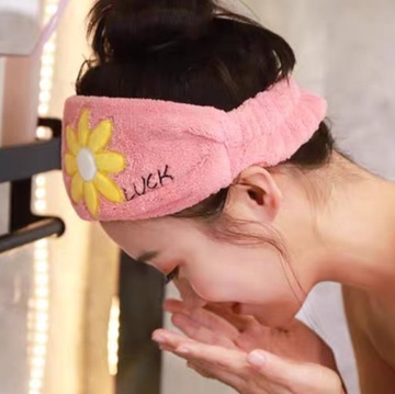 Широкий, мягкий махровый косметический ободок на голову.