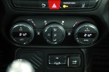 Jeep Renegade SUV 1.4 MultiAir 140KM 2015 Jeep Renegade 1.4 MultiAir, Salon Polska, zdjęcie 9