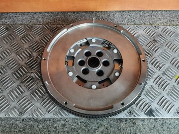 НОВОЕ СЦЕПЛЕНИЕ LUK 1.6 TDI OE 03L141032A 037105273C