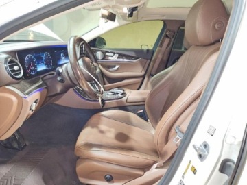 Mercedes Klasa E W213 2019 Mercedes-Benz Klasa E MERCEDES-BENZ E 300 4MATIC 2.0 Benzyna 244KM, zdjęcie 6