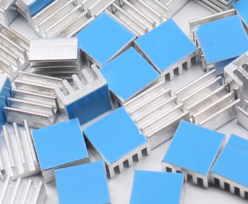 Самоадгезивный алюминиевый радиатор 9x9x5 мм - низкий