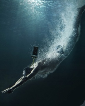 Водонепроницаемый чехол IPX8 ДЛЯ ТЕЛЕФОНА НА КАЯКЕ У БАССЕЙНА