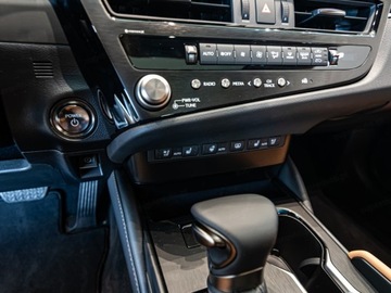 Lexus ES VII (XV70) Sedan Facelifting 300h 218KM 2025 Od ręki - 300h Omotenashi 2.5 E-CVT 218KM | Kamera 360!, zdjęcie 12