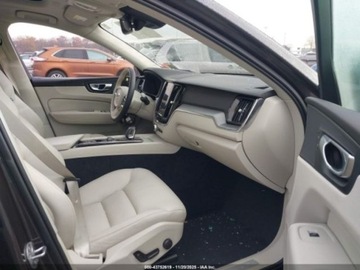 Volvo XC60 II 2024 Volvo XC 60 b5 core dark theme, 2024r., 4x4, 2.0L 2.0 Benzyna 247KM, zdjęcie 8