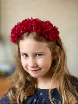 Венок на повязке в стиле бохо, украшенный красными весенними цветами.