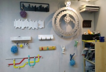 Черная подвесная подставка для цветов с горшками TRIFLORA Umbra