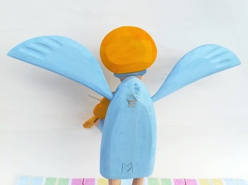 Висячий ангел со скрипкой, резьба по дереву