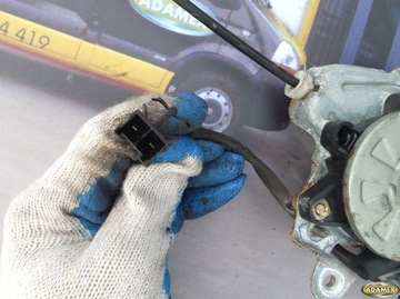 NISSAN MAXIMA 3.0 V6 96R - ZVEDÁK LEVÝ ZADNÍ