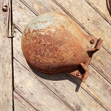 Старый чугунный питьевой фонтан для животных, промышленный чердак