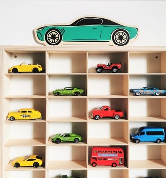 3 гоночных автомобиля на полке Hot Wheels