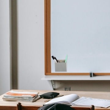 BIAŁA TABLICA Z PRZYSsawką PUDEŁKO NA DŁUGOPISY SKŁADANE PRZYSsawką