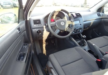 Volkswagen Golf V Hatchback 1.4 i 16V 75KM 2004 Volkswagen Golf 1.4ben,klima,alu,oplacony 1.4 Benzyna 75KM, zdjęcie 2