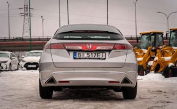 Honda Civic VIII Hatchback 3d 1.8 i-VTEC 140KM 2010 Honda Civic Honda Civic VIII 1.8 140KM 1.8 Benzyna 140KM, zdjęcie 8