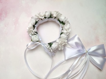 Венок причастия на белой булочке с золотом