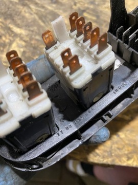 PANEL PŘEPÍNAČŮ KRYT POUZDRO MASTER II MOVANO A INTERSTAR 7700351884
