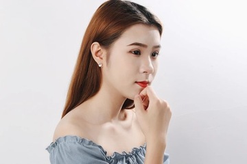 ANENJERY Элегантные серьги-гвоздики серебряного цвета круглой формы с голубой водой и весной