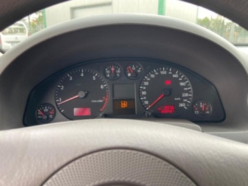 Audi A6 C5 Sedan 2.4 V6 165KM 1999 Audi A6 Limousine 2.4 V6 Bezwypadkowa Czujniki Parkowania Manual Klimatoni, zdjęcie 26