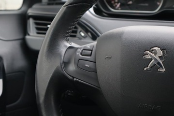 Peugeot 208 I Hatchback 5d Facelifting 1.2 PureTech 82KM 2017 Peugeot 208 1.2 PureTech, Salon Polska, zdjęcie 15