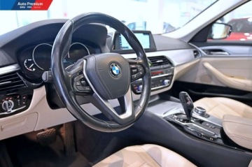 BMW Seria 5 G30-G31 Limuzyna 520d 190KM 2017 BMW Seria 5 520dLED Fog LightsActive GuardPark Distance ControlDywaniki, zdjęcie 13