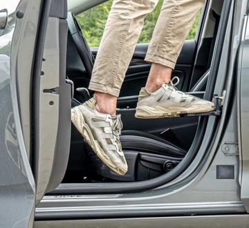 Платформа автомобиля облегчает загрузку внедорожника АВТОБУС