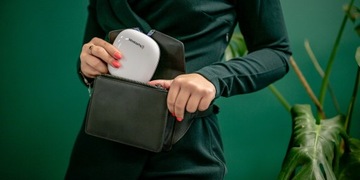 Карманное косметическое зеркало с подсветкой.