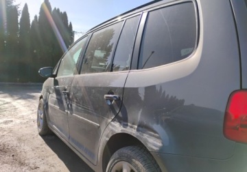 Volkswagen Touran II 1.6 TDI 105KM 2012 Volkswagen Touran 2012r, 1.6 TDI. Lekko przetarte boki. Jezdzi. 1.6 Diesel, zdjęcie 27