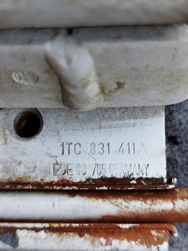 PANT DVEŘE LEVÝ PŘEDNÍ HORNÍ SPODNÍ VW CADDY 1T0831411A 2006R
