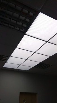 Sufit podwieszany z poliwęglanu komorowego 10mm + laminat NRO, 595x595mm