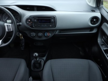 Toyota Yaris III Hatchback 5d Facelifting 2017 1.5 Dual VVT-iE 111KM 2020 Toyota Yaris 1.5 Dual VVT-i, Salon Polska, Klima, zdjęcie 7