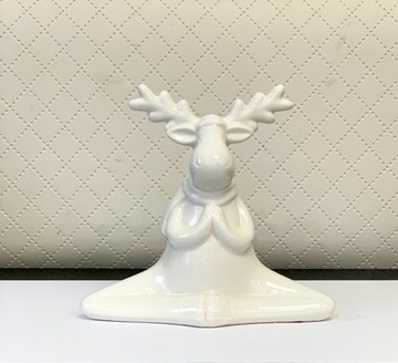 Biały medytujący renifer świąteczna figurka wys. 14 cm