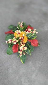 Украшение, букет, композиция на кладбище.