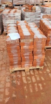 Плитка с лицевой стороной из красного кирпича и полосами из кирпича