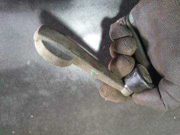 ФИАТ 126 МАЛУХ АВТОМОБИЛЬНОЕ СТЕКЛО РУЧКА ОРИГИНАЛ РАЗНЫЙ КОНЦ.