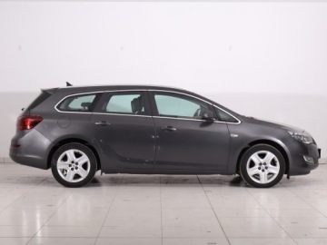 Opel Astra J Sports Tourer 1.4 Turbo ECOTEC 140KM 2011 Opel Astra 1.4 T, Xenon, Klima, Klimatronic, zdjęcie 5