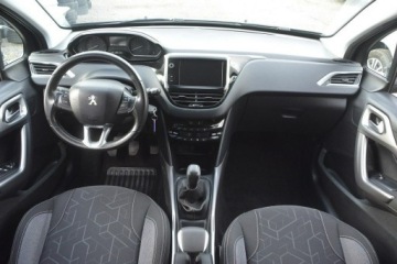 Peugeot 2008 I SUV Facelifting 1.2 PureTech 82KM 2017 Peugeot 2008 1.2 doinwestowany Android Auto Car, zdjęcie 17