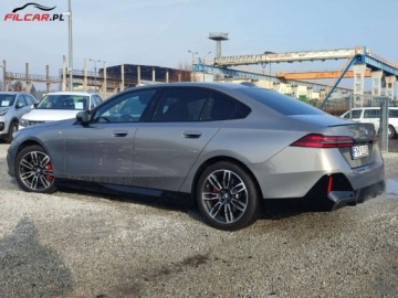 BMW Seria 5 G90-91 2023 BMW Seria 5 M PAKIET PRO GWARANCJA Kamery 360 Zarejestrowany Mozliwa zamia, zdjęcie 36