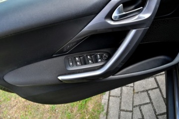Peugeot 2008 I SUV Facelifting 1.2 PureTech 110KM 2016 Peugeot 2008 1,2 Benzyna 110Km Ledy Navi, zdjęcie 12