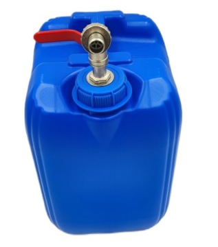 Канистра для воды объемом 20 литров с завинчивающейся крышкой