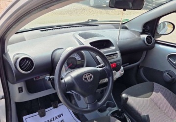 Toyota Aygo I Hatchback 3d 1.0 VVT-i 68KM 2011 Toyota Aygo 1,0 Ben Klima Benzyna 68KM, zdjęcie 4