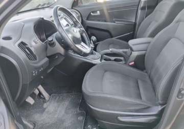 Kia Sportage III SUV 1.7 CRDi 116KM 2013 Kia Sportage 2013r, 1.7 CRDI. Uszkodzony tyl i lekko przod. Jezdzi. 1.7, zdjęcie 6