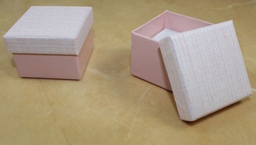 -MARGUT- Коробка для колец с серебряными полосками роз.