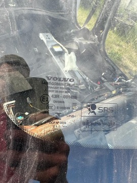 VOLVO C40 SKLO (OKNO) PŘEDNÍ ČELNÍ ORIGINÁLNÍ 2021R